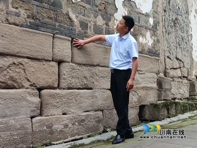 張勇在瀘縣兆雅鎮(zhèn)新溪社區(qū)調(diào)研古街石砌文化.jpg