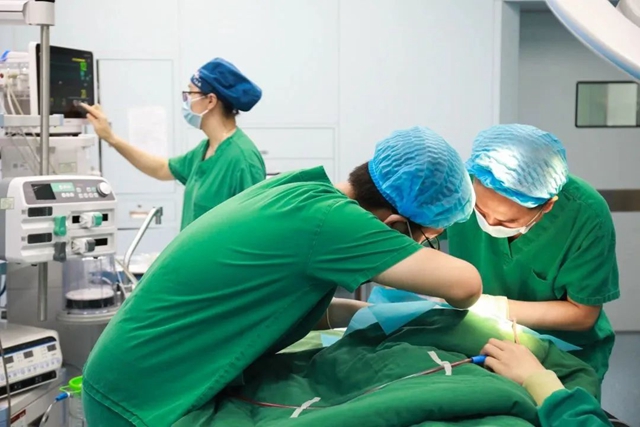 【技術】合江縣中醫(yī)醫(yī)院為4歲患兒成功實施多生牙無痛拔除