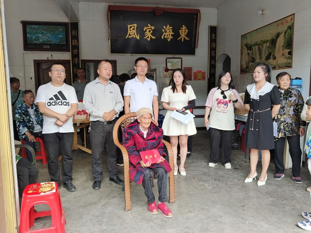 宜賓一老人過百歲大壽！家人透露長壽秘訣……