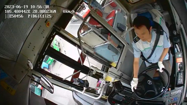 正能量 | 小孩、老人都獨自乘車卻不下車，瀘州公交人怎么做的？