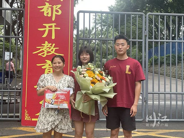 瀘州首封高考錄取通知書已送達，高中與大學距離僅1.2公里
