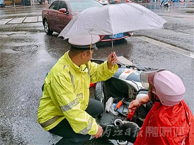 暖！隆昌交警，你撐傘的樣子真帥!