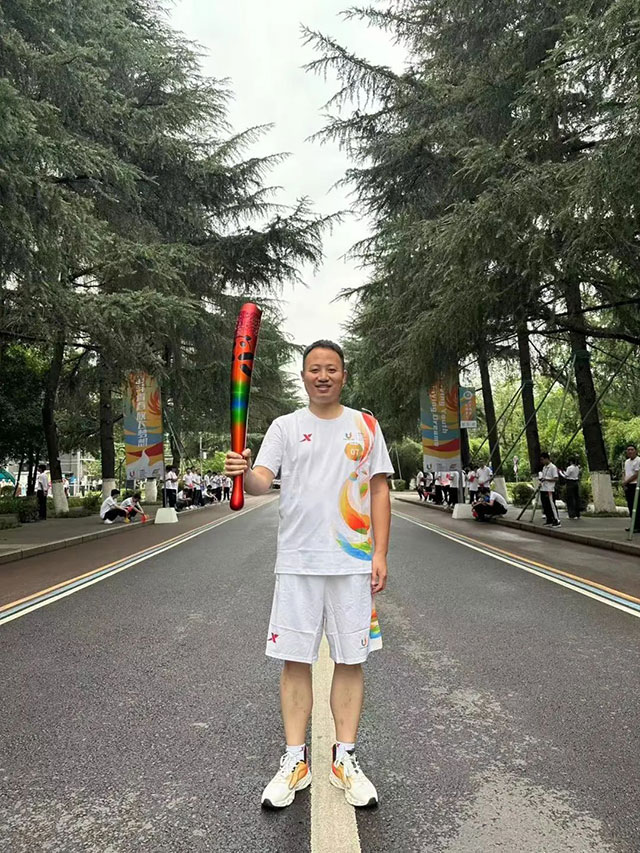 田家炳中學(xué)校友擔(dān)任成都大運(yùn)會火炬手！瀘州城市宣傳官鄧自剛：傳遞朝氣和活力