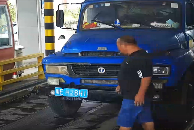 瀘州司機(jī)監(jiān)控下?lián)Q車牌，這波操作值12分！
