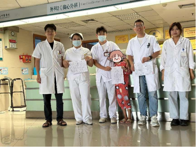 【圍觀】“缺心眼”女孩送禮，醫(yī)生：收了！