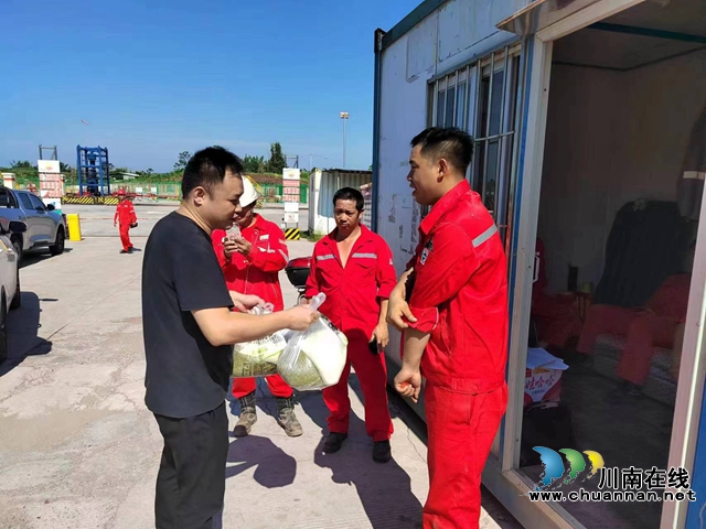 瀘縣走進(jìn)工地為農(nóng)民工送清涼，了解農(nóng)民工工資現(xiàn)狀，宣傳就業(yè)政策。.jpg