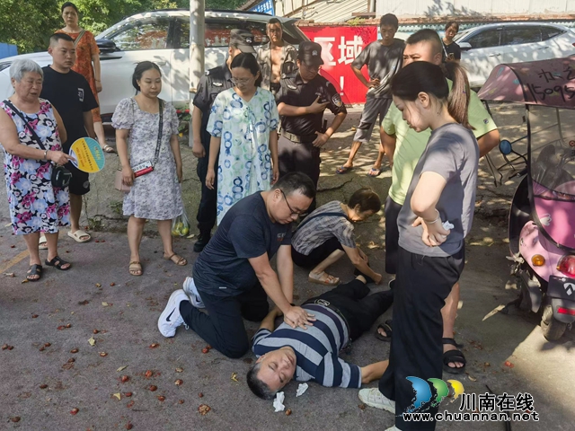 龍馬潭：老人路邊摔傷，社區(qū)工作者接力按壓千次救人命