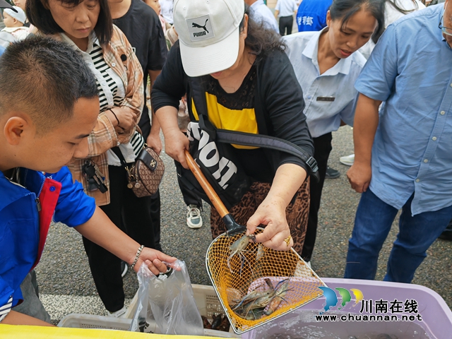 龍蝦銷售（曾佐然攝）.jpg