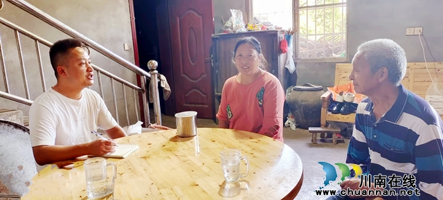 圖2：王林（左一）入戶(hù)了解脫貧戶(hù)目前生產(chǎn)生活.jpg