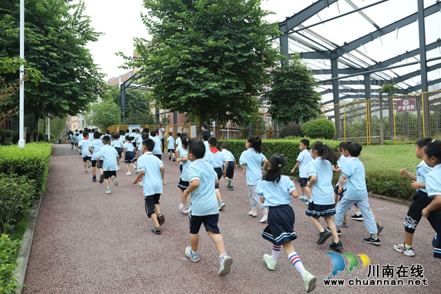 “雙手抱頭！護住頭部！”9月18日上午10點整，在瀘州市龍馬潭區(qū)玉帶河小學，預備防空警報哨聲準時響起，500余名學生分成兩路縱隊，雙手抱頭，在老師的組織下按照預定路線有序撤離。.JPG