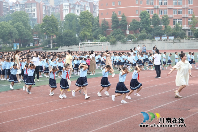 “雙手抱頭！護住頭部！”9月18日上午10點整，在瀘州市龍馬潭區(qū)玉帶河小學，預備防空警報哨聲準時響起，500余名學生分成兩路縱隊，雙手抱頭，在老師的組織下按照預定路線有序撤離。+(1).JPG