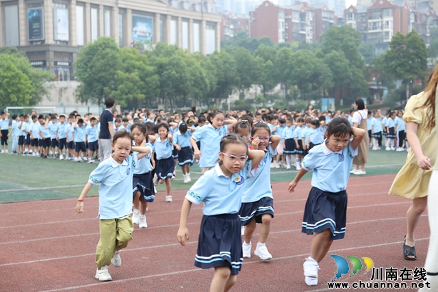 “雙手抱頭！護住頭部！”9月18日上午10點整，在瀘州市龍馬潭區(qū)玉帶河小學，預備防空警報哨聲準時響起，500余名學生分成兩路縱隊，雙手抱頭，在老師的組織下按照預定路線有序撤離。+(2).JPG