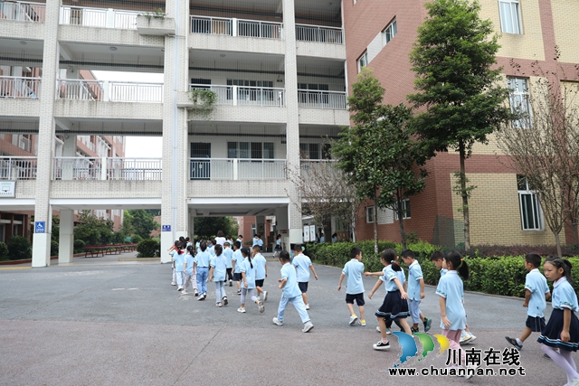 10點13分，警報解除后，老師組織孩子們有序撤出地下車庫，恢復正常學習生活秩序。+(1).JPG