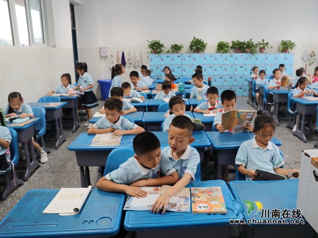 10點13分，警報解除后，老師組織孩子們有序撤出地下車庫，恢復正常學習生活秩序。+(2).JPG