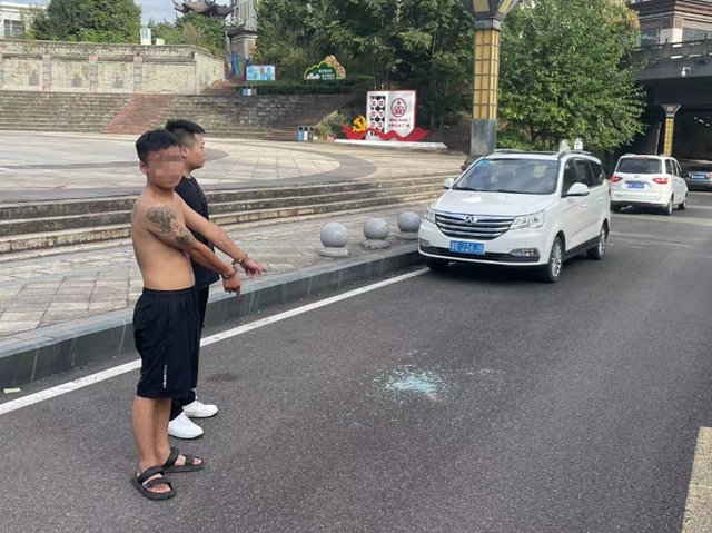 瀘州警方抓捕時，遇嫌疑人劫持人質(zhì)！