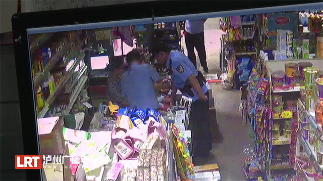 瀘州小伙逛超市看到這一幕，果斷報(bào)警！