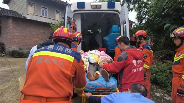 快來人?。′摻畈迦雼D女大腿，危急關頭——