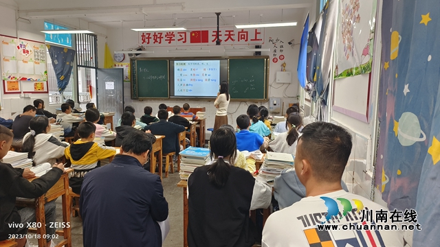 打古中學課堂使用教學一體機場景.jpg