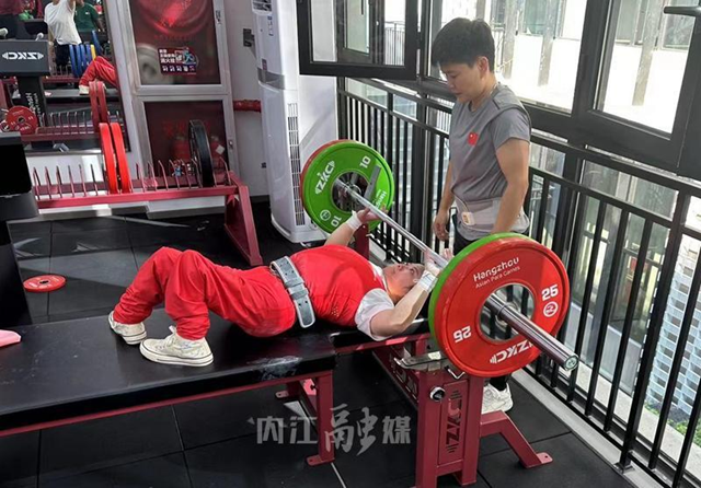 她坐輪椅、他揮左手！兩位內(nèi)江殘疾青年出征杭州亞殘運(yùn)會(huì)