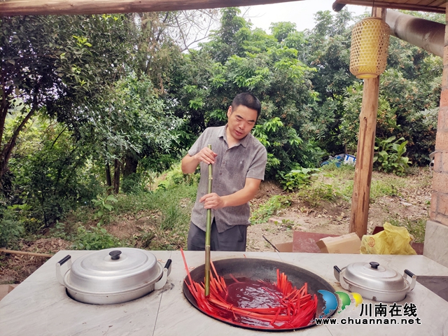 圖2：粟代良在煮竹篾.jpg