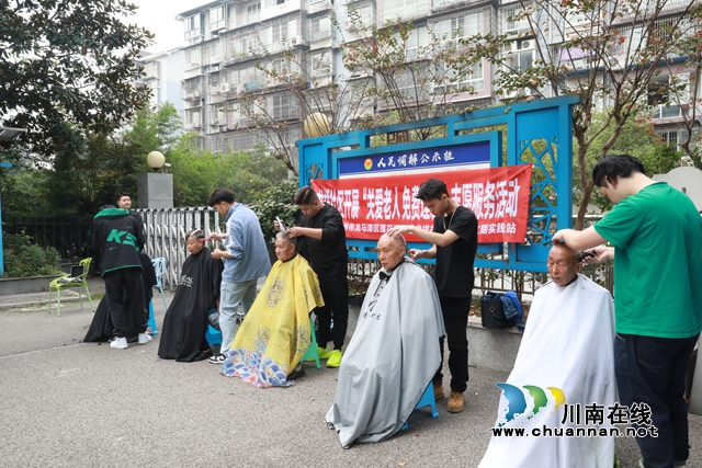 10月23日龍祥社區(qū)老人一同過節(jié).JPG