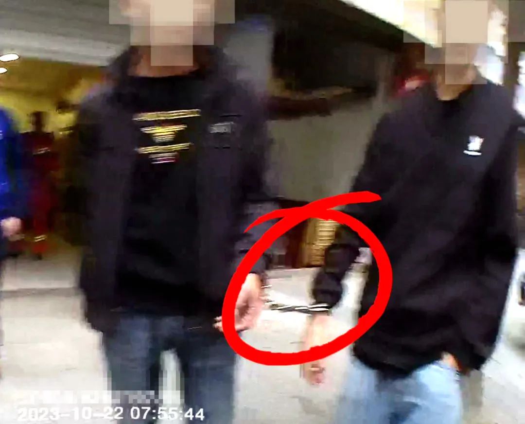 啥情況？隆昌兩名男子戴著手銬報(bào)警求助