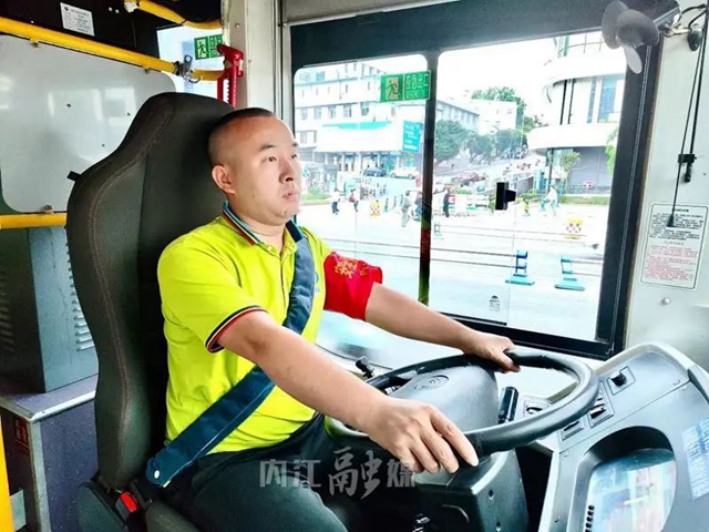 突發(fā)！內(nèi)江105公交車上，一年輕女子突然倒下