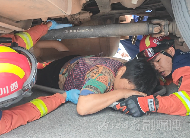 千鈞一發(fā)！婦女卷入車(chē)底，內(nèi)江消防舉車(chē)救人