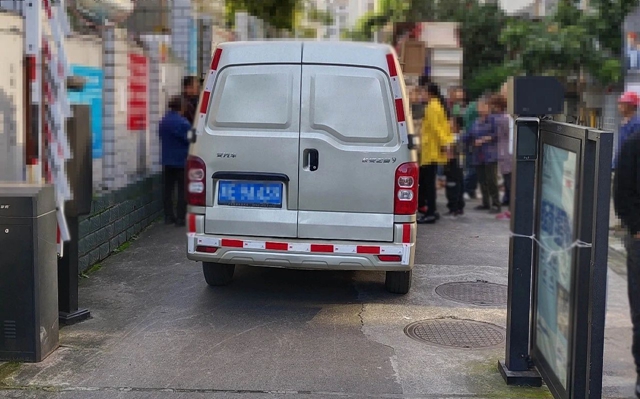 瀘州有人被擊中，卷簾門(mén)都被擊穿……射手已抓獲！