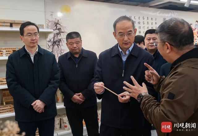 黃強(qiáng)在瀘州宜賓調(diào)研時(shí)強(qiáng)調(diào)：以高質(zhì)量發(fā)展實(shí)績(jī)?yōu)槿〈缶侄嗵糁負(fù)?dān)多作貢獻(xiàn)