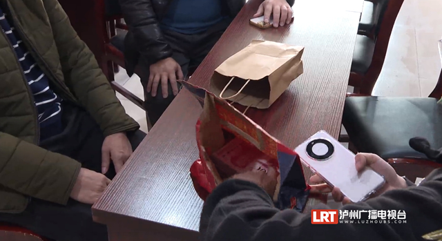 3萬多元現(xiàn)金遺落出租車，瀘州“的哥”發(fā)現(xiàn)后……