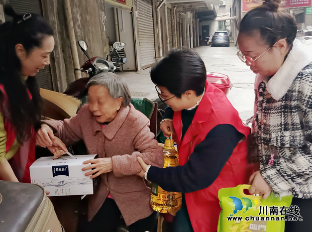 瀘州市老年志愿服務(wù)支隊(duì)榮獲“市十佳志愿服務(wù)組織”榮譽(yù)稱號