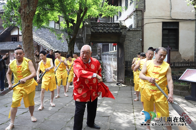 胡敬華在太平古鎮(zhèn)景區(qū)表演船工號子.jpg