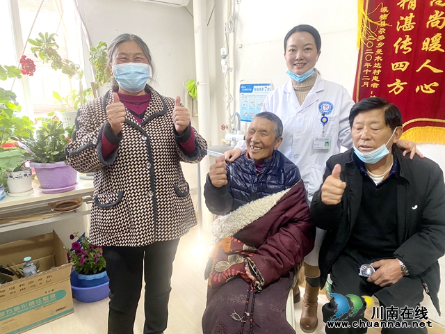 王芳和做完手術的患者及患者家屬在一起.jpg