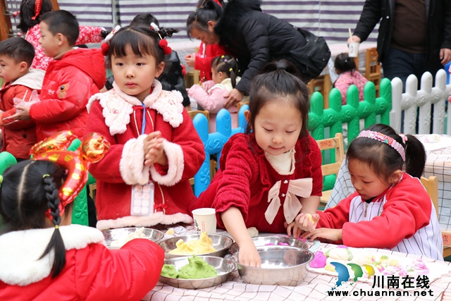 幼兒體驗(yàn)自面點(diǎn)（陳聰蓉）.JPG