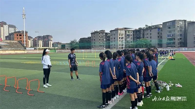 加油！加油！資中女足15名隊(duì)員力爭(zhēng)去德國(guó)“踢球”