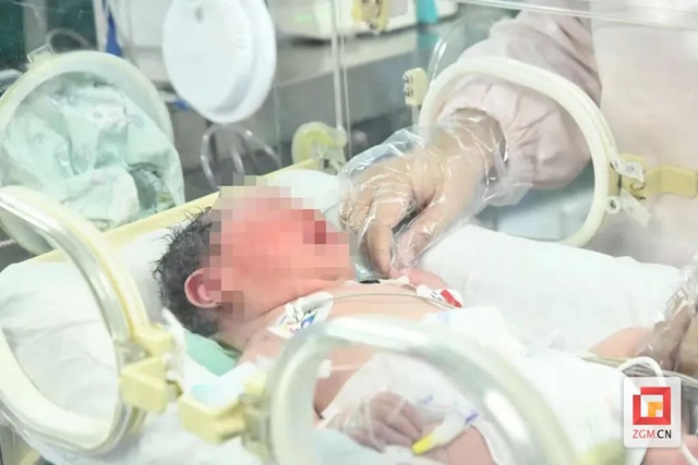 驚險！孕婦車內分娩 自貢醫(yī)護緊急救治