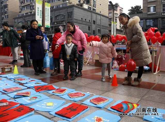 市民群眾玩“圈住幸?！庇螒?。王超明 攝 (1).jpg