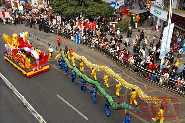 坐公交看民俗花車巡游，感受煙火瀘州鬧熱年！