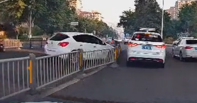 瀘州城南大道撞倒護(hù)欄的無牌車，已查獲！