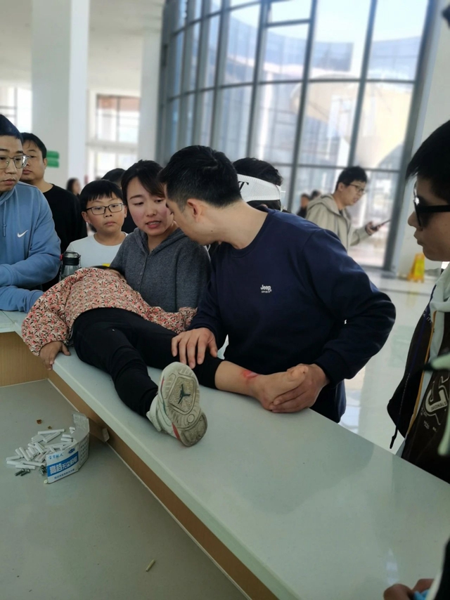 西昌冕寧服務(wù)區(qū)發(fā)出“SOS”，“瀘州醫(yī)護(hù)”上演教科書式救援！