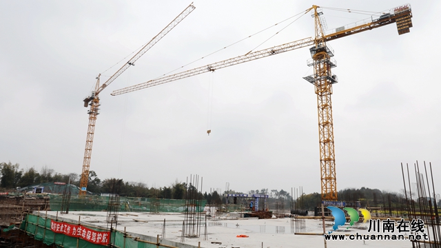 在瀘州市智能都市公交停車場項目建設(shè)現(xiàn)場，吊塔林立，工程車輛來回穿梭 (1).JPG