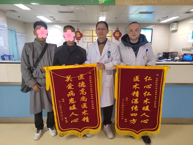 一個月內(nèi)，藏族大叔兩次飛到瀘州，留下兩面感謝錦旗