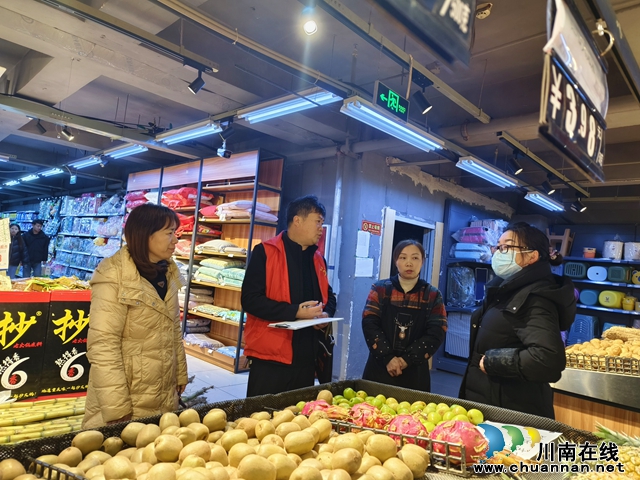 張德銀（左二）在瀘縣云錦鎮(zhèn)大型商超收集用工信息.jpg