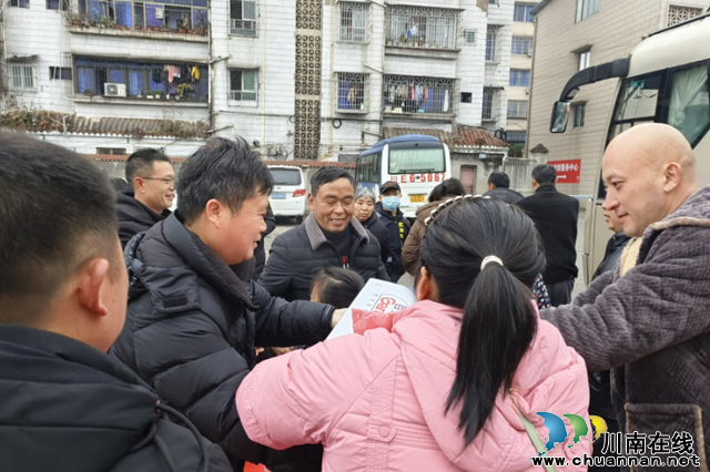 張德銀（左二）在瀘縣云錦鎮(zhèn)客運站開展用工宣傳.png