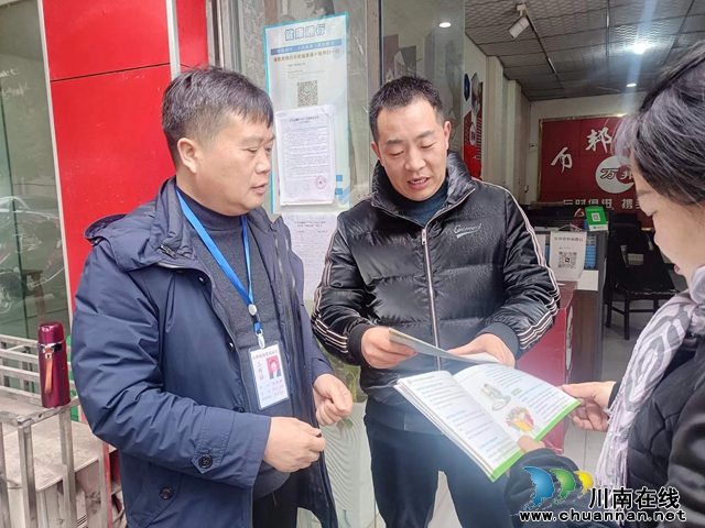 張德銀（左一）入戶開展禁毒和就業(yè)政策宣傳.jpg