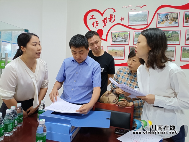 鐘麗（左一）向古藺縣農(nóng)民工服務(wù)中心領(lǐng)導介紹四川民鑫勞務(wù)專合社工作開展情況.jpg