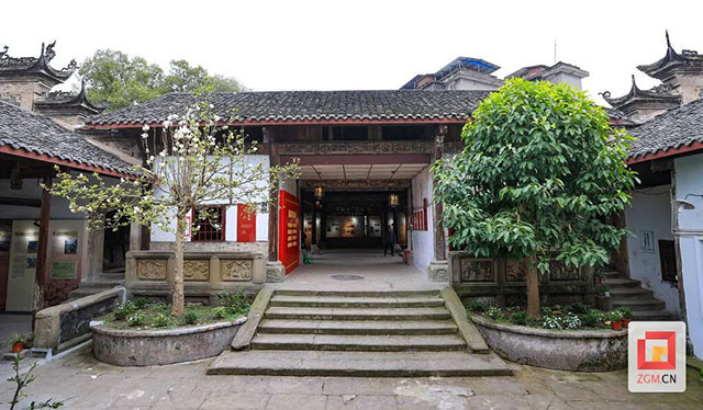 沿灘這座清代祠堂里，有6幅藏詩石雕——