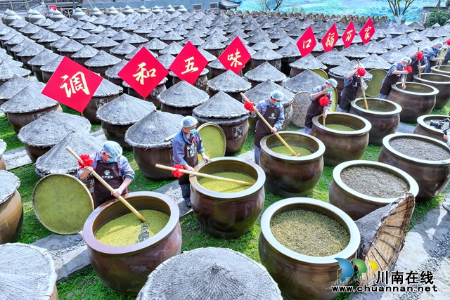 2024年3月23日，四川省瀘州市合江縣先市醬油露天曬場(chǎng)，工人搶抓時(shí)節(jié)開(kāi)啟今春的手工投料工作。 (6).jpg