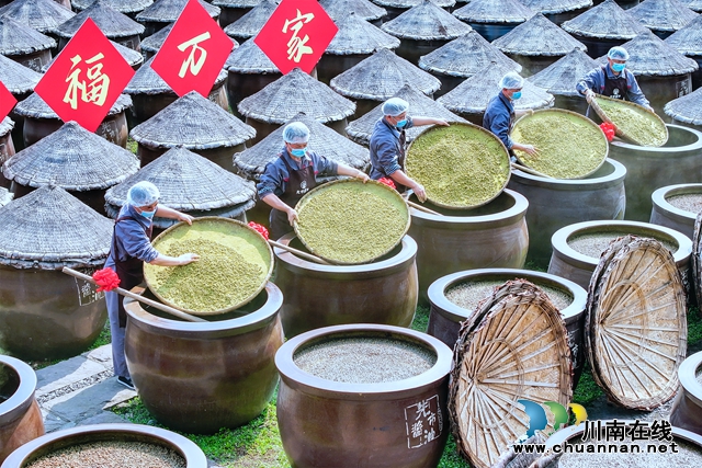 2024年3月23日，四川省瀘州市合江縣先市醬油露天曬場(chǎng)，工人搶抓時(shí)節(jié)開(kāi)啟今春的手工投料工作。 (9).jpg